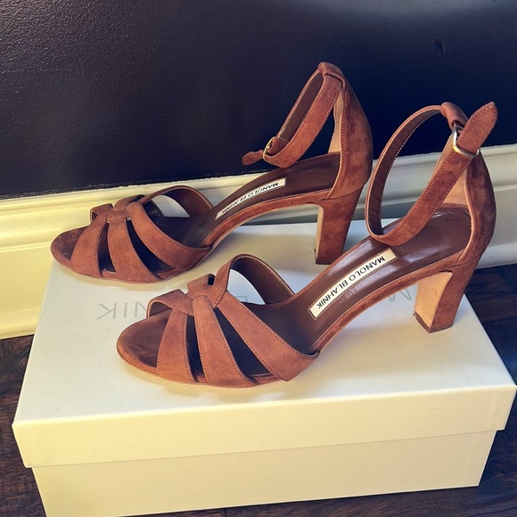 Manolo Blahnik “toast” brown suede heels - Picture 2 of 7